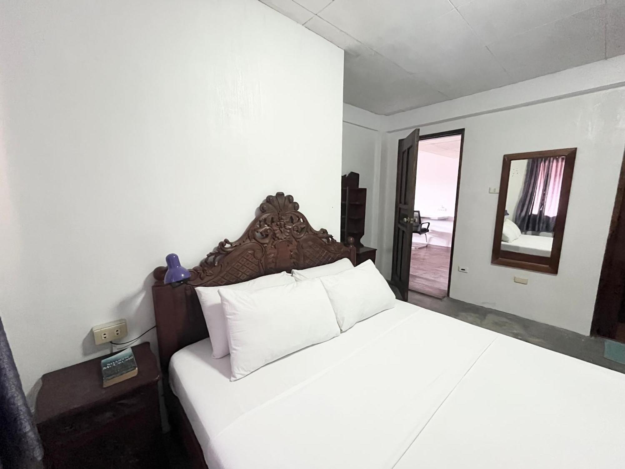 Uncharted Hostel Puerto Galera Exterior photo