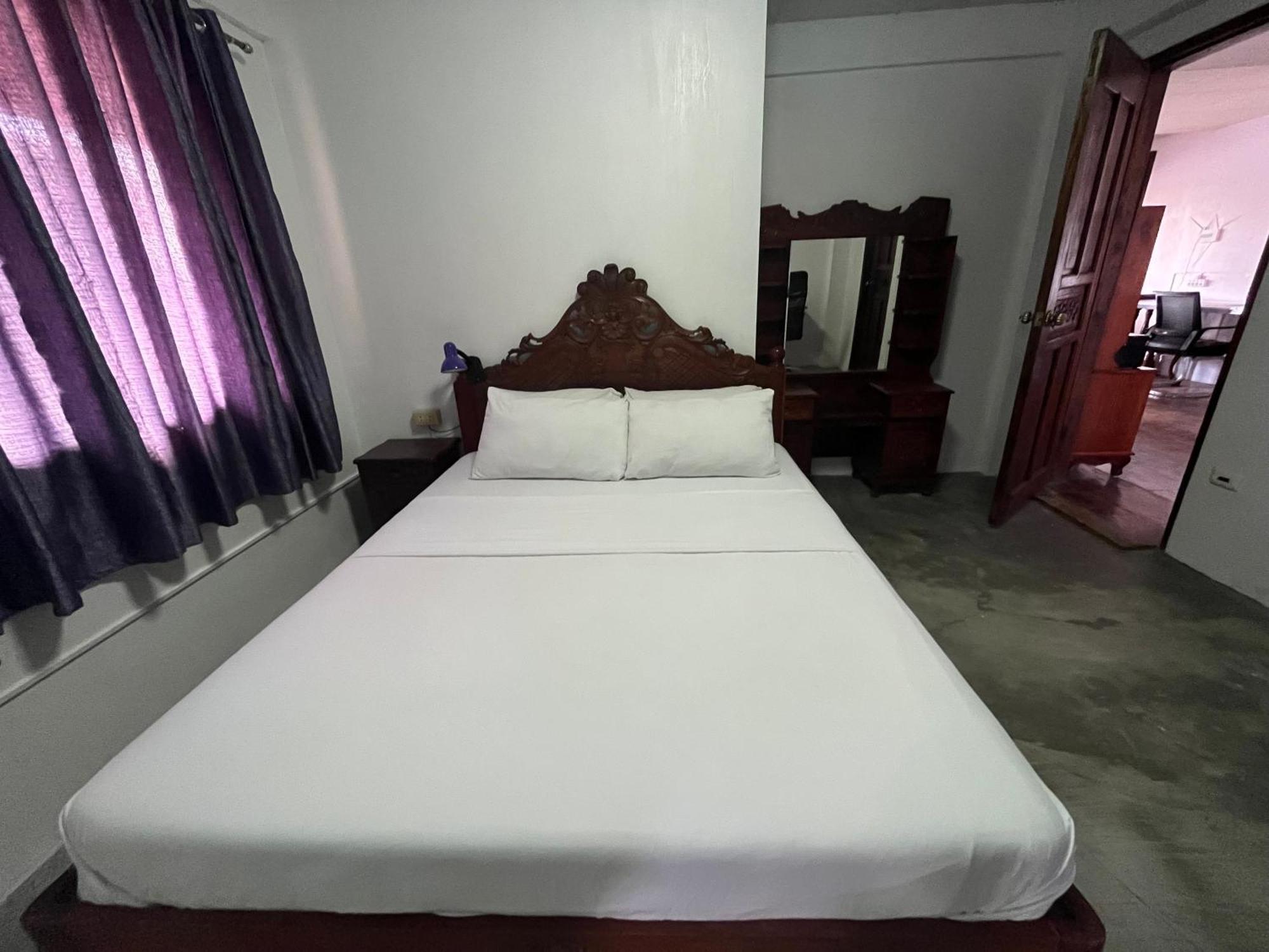 Uncharted Hostel Puerto Galera Exterior photo